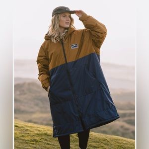 PASSENGER Roaming Recycled Sherpa Lined Changing Robe Jacket Navy/Golden brown